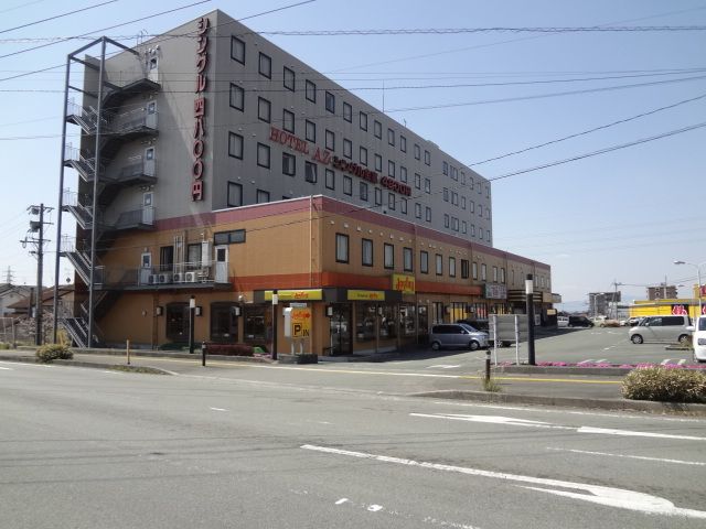 近くの飲食店まで450m（徒歩6分）