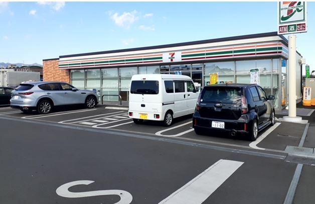 近くのコンビニまで400m（徒歩5分）