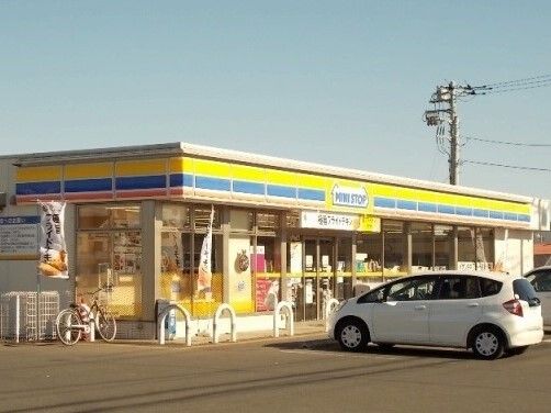近くのミニストップ桶川小針領家店まで670m（徒歩9分）