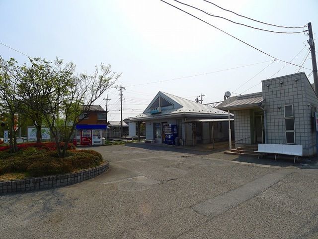 近くの上毛電気鉄道・新里駅まで550m（徒歩7分）