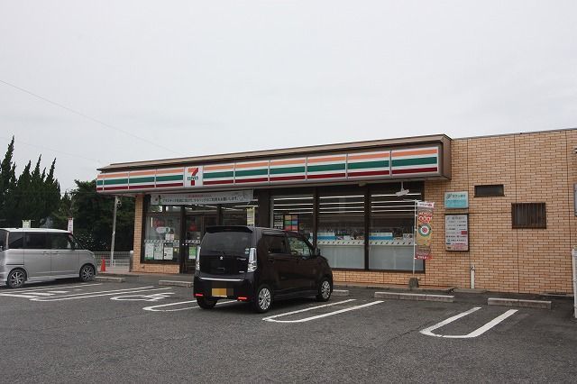 近くのコンビニまで550m（徒歩7分）