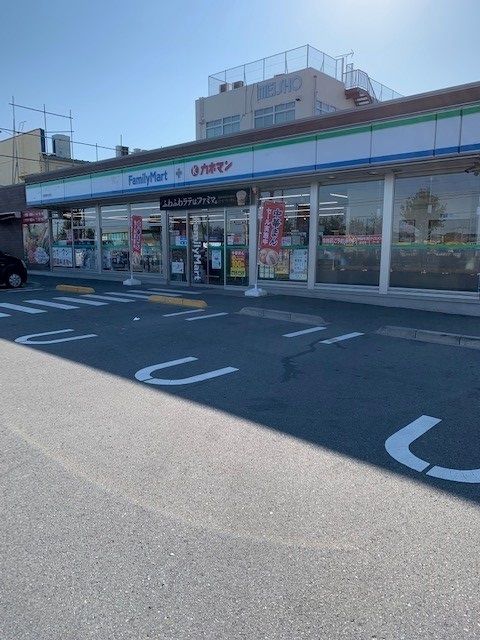 近くのファミリーマート瑞穂東松原店まで350m（徒歩5分）