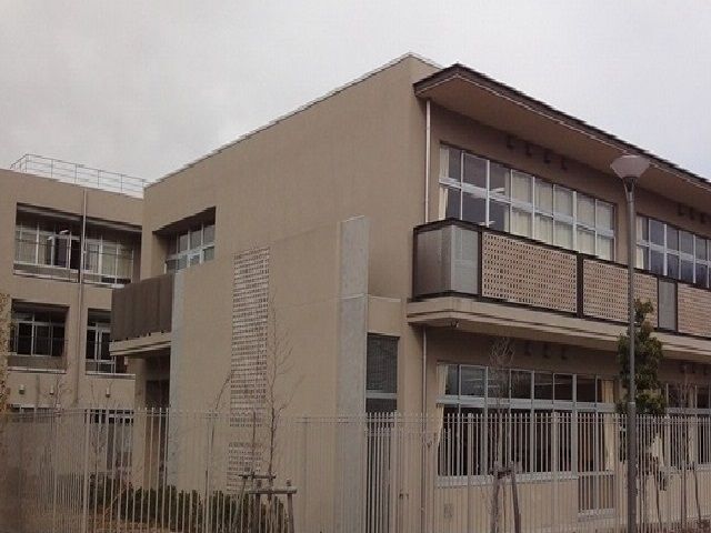 近くの図師小学校まで700m（徒歩9分）