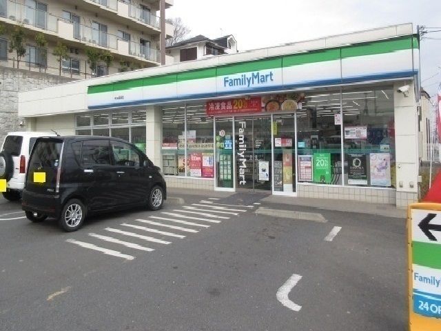 近くのファミリーマートまで1,100m（徒歩14分）