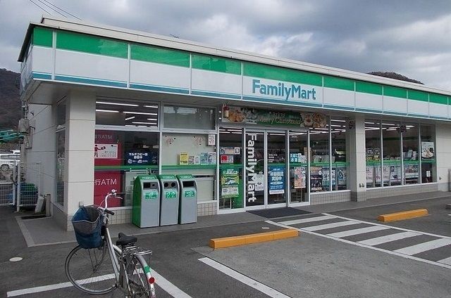 近くのファミリーマートまで550m(徒歩7分)