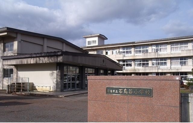 近くの石鳥谷小学校まで500m(徒歩7分)