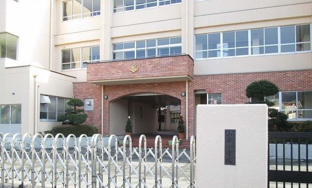 近くの山梨市立山梨小学校まで1,000m(徒歩13分)
