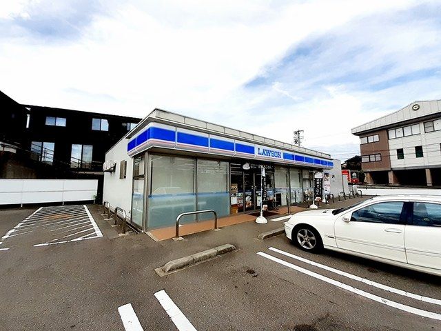 近くのローソン加賀作見店まで1,600m（徒歩20分）