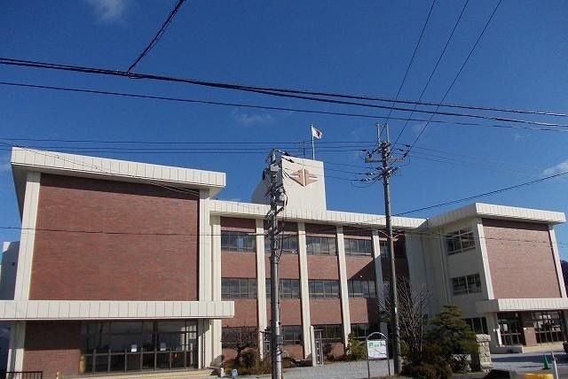 近くの北郷里小学校まで900m（徒歩12分）