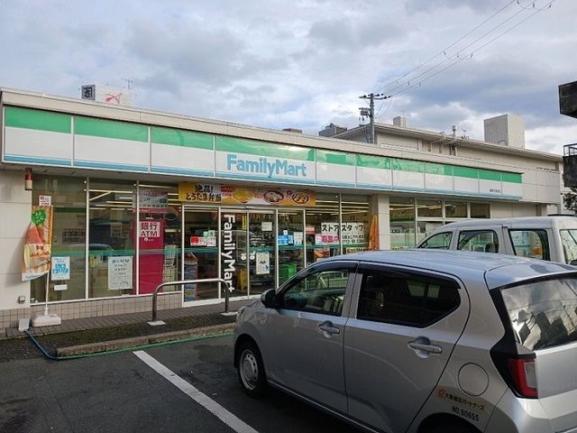 近くのファミリーマート円満寺店まで300m（徒歩4分）