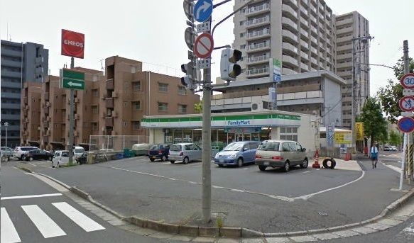 近くのファミリーマートまで950m（徒歩12分）