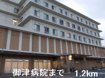 近くの病院まで1,200m（徒歩15分）