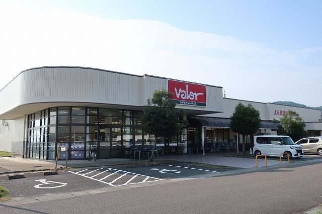 近くのスーパーまで400m（徒歩5分）