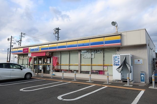 近くのコンビニまで900m（徒歩12分）