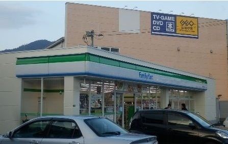 近くのファミリーマートまで400m（徒歩5分）