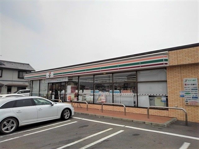 近くのコンビニまで400m（徒歩5分）