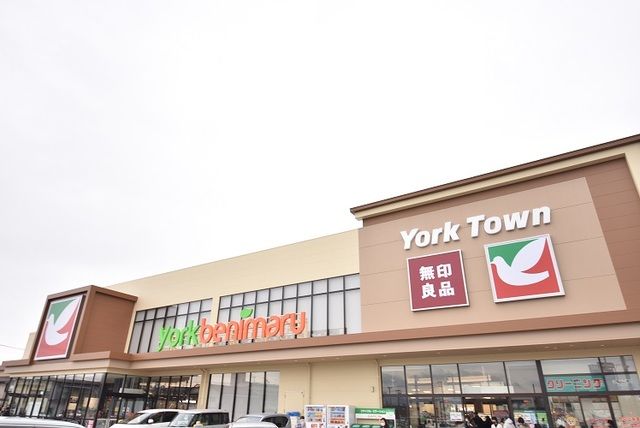 近くのヨークベニマル桑野店まで500m（徒歩7分）