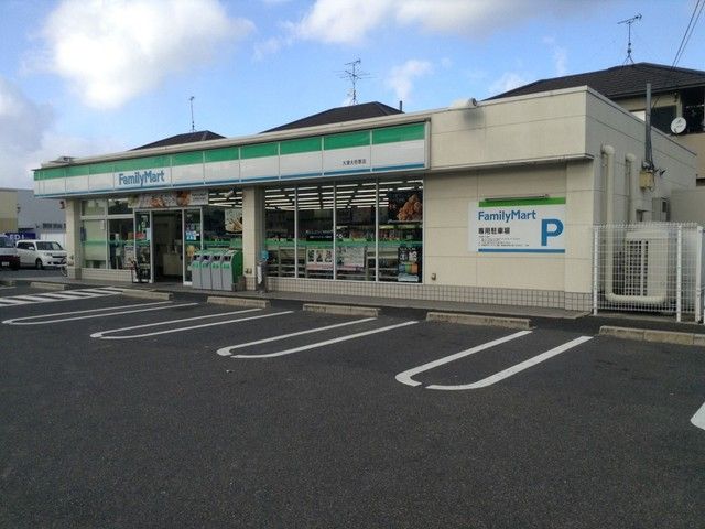 近くのファミリーマートまで650m（徒歩9分）