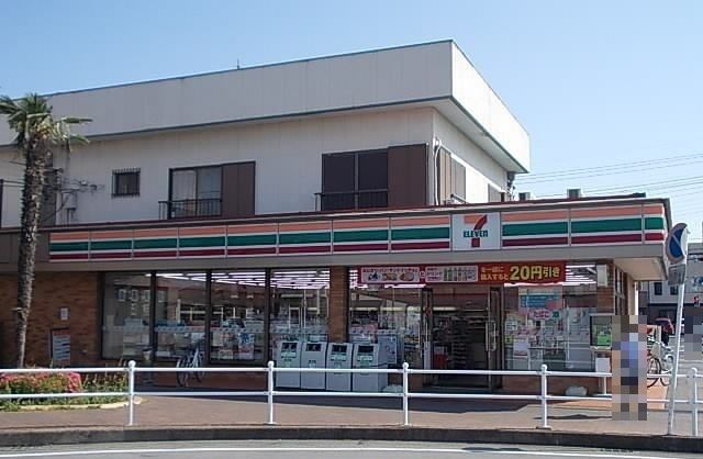 近くのセブンイレブン加須花崎店まで300m（徒歩4分）