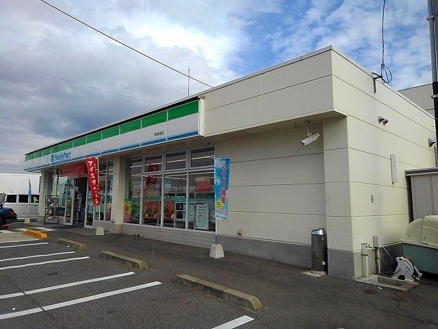 近くのファミリーマート東尾道店まで850m（徒歩11分）