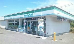 近くのファミリーマート横須賀御幸浜店まで719m（徒歩9分）