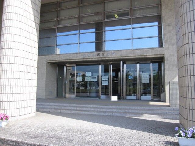 近くの役所まで600m（徒歩8分）