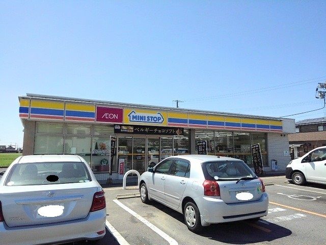 近くのミニストップ丸亀飯野店まで1,100m（徒歩14分）