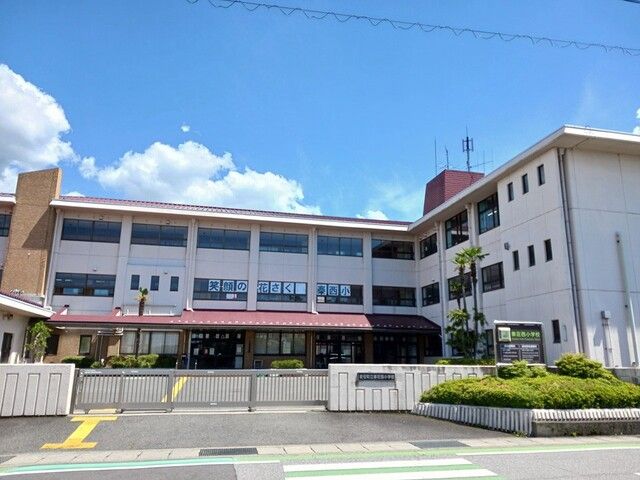 近くの愛荘町立秦荘西小学校まで700m(徒歩9分)