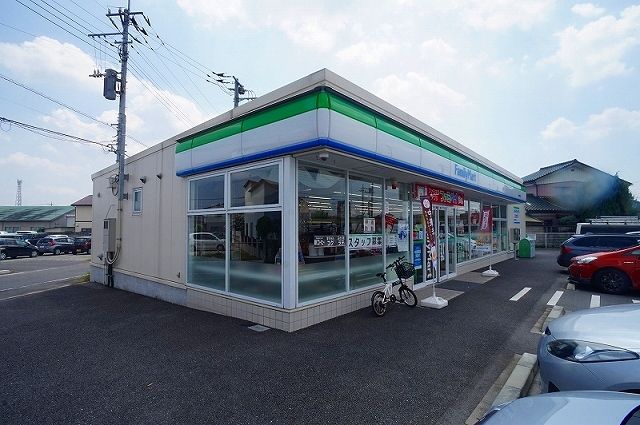 近くのファミリーマート伊勢崎東町店まで1,800m（徒歩23分）