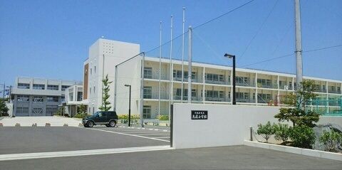 近くの志度小学校さんまで880m(徒歩11分)
