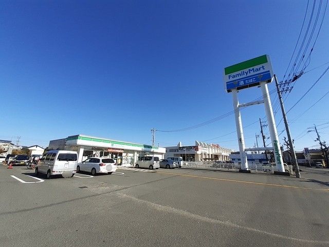 近くのファミリーマート土佐高岡北店まで120m（徒歩2分）
