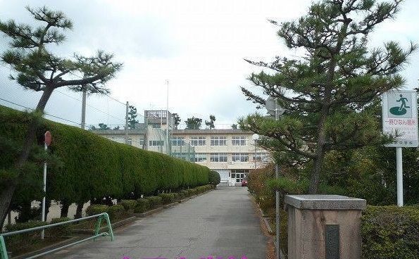 近くの内野中学校まで500m(徒歩7分)