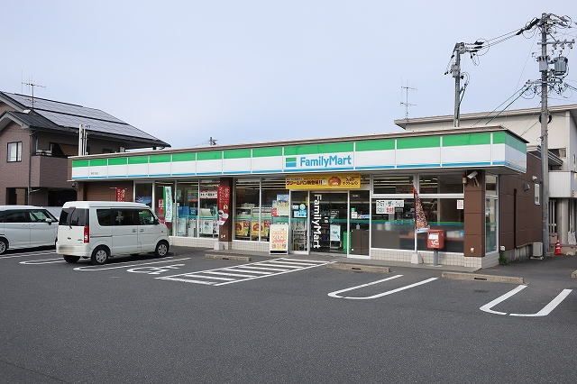 近くのファミリーマートまで450m(徒歩6分)