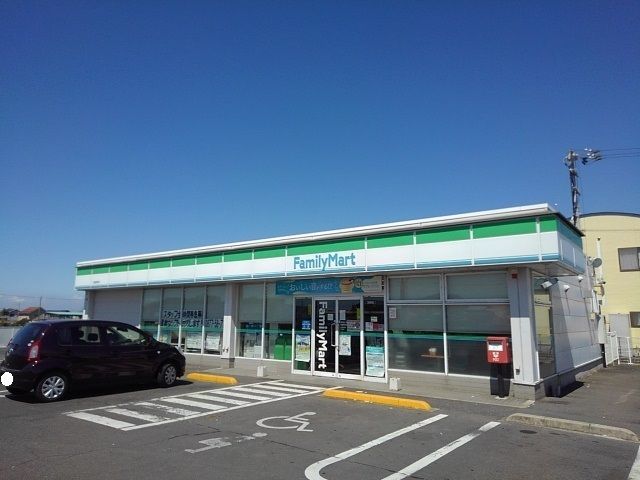 近くのファミリーマート丸亀郡家店まで350m（徒歩5分）