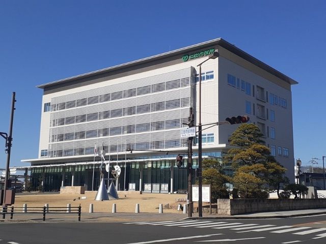 近くの三田市役所様まで1,100m（徒歩14分）