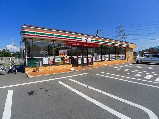 近くのコンビニまで290m（徒歩4分）