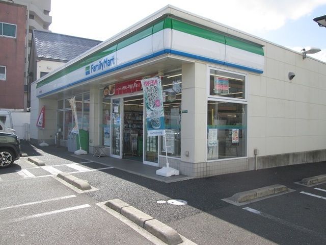近くのファミリーマートまで1,100m（徒歩14分）