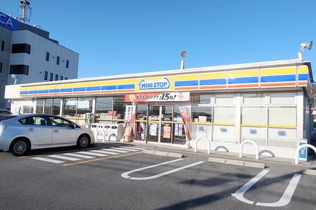近くのミニストップまで200m（徒歩3分）