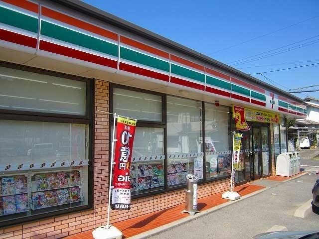 近くのコンビニまで650m（徒歩9分）