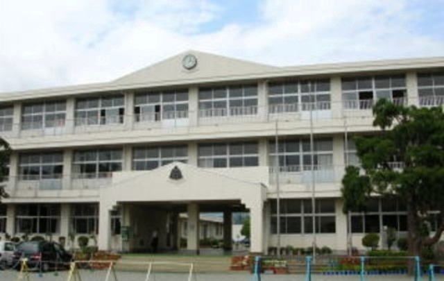 近くの明倫小学校まで800m(徒歩10分)