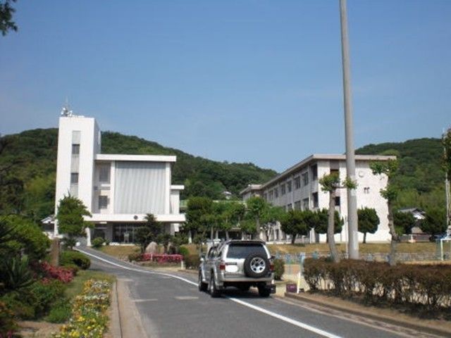 近くの本壮小学校まで2,000m(徒歩25分)