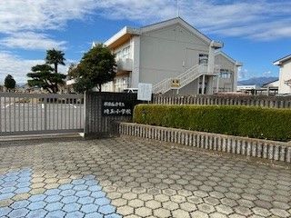 近くの那須塩原市立埼玉小学校まで1,600m（徒歩20分）