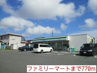 近くのファミリーマートまで770m（徒歩10分）