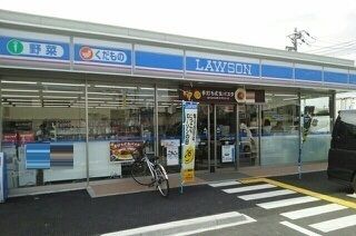 近くのローソン草加稲荷一丁目店まで250m(徒歩4分)
