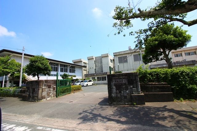 近くの竜洋中学校まで2,500m(徒歩32分)