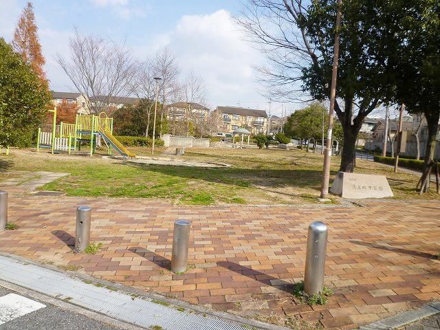 近くの公園まで700m（徒歩9分）