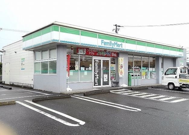 近くのファミリーマート小佐井店まで530m（徒歩7分）