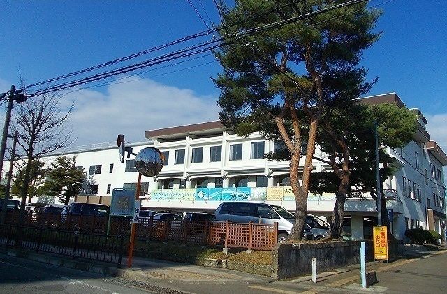 近くの大館市役所まで300m（徒歩4分）