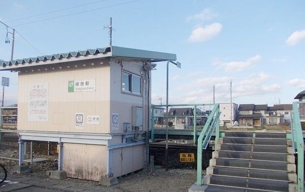 近くの柳原駅まで800m（徒歩10分）