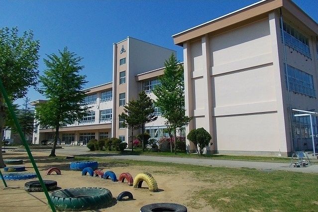 近くの潟上市立天王小学校まで900m（徒歩12分）